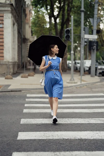 Mulher Bonita Vestido Azul Com Uma Bolsa Branca Guarda Chuva — Fotografia de Stock