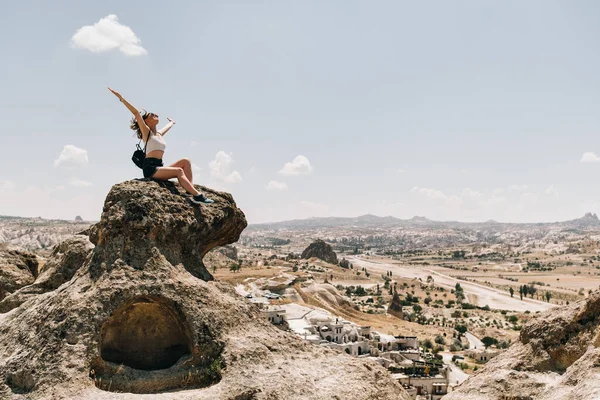 Wanita Berdiri Atas Batu Besar Bergerigi Dengan Lengan Terangkat Dalam Stok Gambar