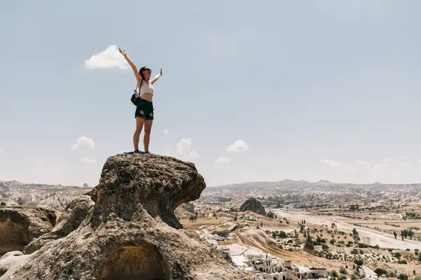 Kadın Kollarını Zaferle Kaldırmış Büyük Pürüzlü Bir Kayanın Üzerinde Duruyor Telifsiz Stok Fotoğraflar