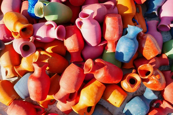 Çeşitli Renklerde Çömlek Vazolarının Yüksek Açılı Bir Fotoğrafı Stok Fotoğraf