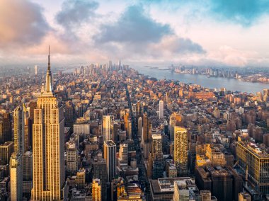Manhattan binalarının hava manzarası, modern büyük şehir örneği. Aşağı Manhattan 'a doğru bak