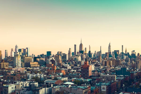 ニューヨーク市の高層ビル群とスカイラインのパノラマ 早朝の光 — ストック写真