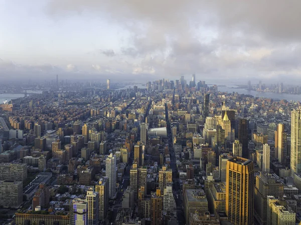 日の出にマンハッタンの高層ビル ニューヨークのパノラマスカイライン マンハッタンの下へ — ストック写真
