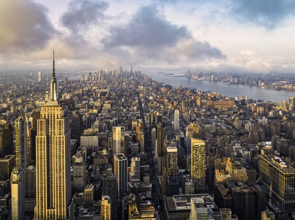 맨해튼 빌딩의 파노라마 현대의 대도시의 예입니다 아래쪽을 바라봄 — 스톡 사진