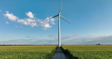 Uzun Rüzgar Kulesi 'ne giden kırsal yolun alçak açılı havası, mavi gökyüzü arka planı, yaz öğleden sonra.