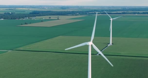Zavřít Letecké Záběry Větrných Turbín Zeleném Venkovském Kukuřičném Poli Venkovskými — Stock video
