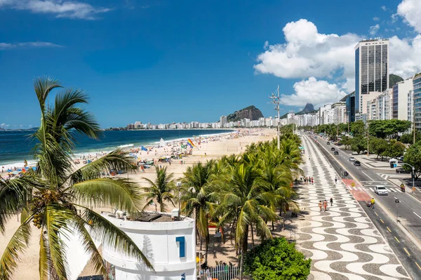 Copacabana Sahili Palmiye Ağaçlarının Arkasında Ünlü Kaldırım Caddenin Yanında Mavi — Stok fotoğraf