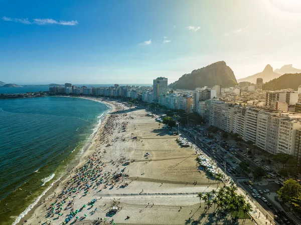 Copacabana Beach Flygfoto Vid Solnedgången Folk Kopplar Och Leker Sanden — Stockfoto