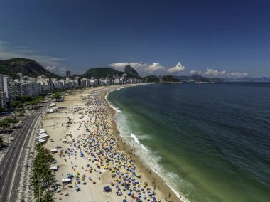 Güneşli yaz gününde Copacabana Sahili 'nin havadan görünüşü. Şehir silüeti, Rio de Janeiro, Brezilya