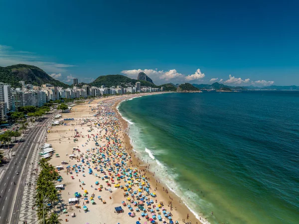 Güneşli Yaz Gününde Copacabana Sahili Nin Havadan Görünüşü Şehir Silüeti — Stok fotoğraf