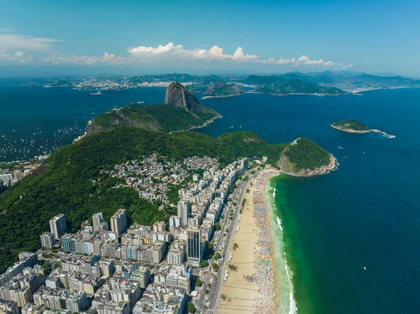 晴れた夏の日にコパカバーナビーチの高角度の空中ビュー 都市スカイライン リオデジャネイロ ブラジル — ストック写真