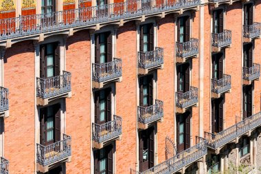 İspanya, Barselona 'da balkon ve balkonları olan bir binanın ön cephesi