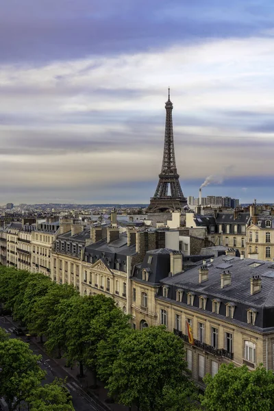 埃菲尔铁塔与法国巴黎五彩斑斓的天空和古城建筑相映成趣 — 图库照片