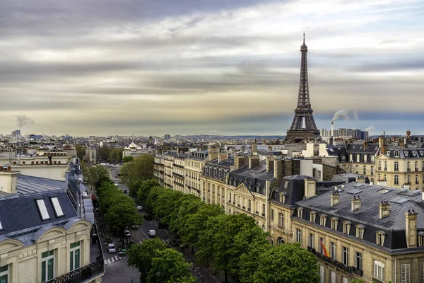 パリのカラフルな空と古い町の建物に対するエッフェル塔 フランス — ストック写真