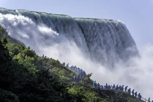 People Watching Huge Mass Water Coming Niagara Falls Water Mist — Stock Photo, Image