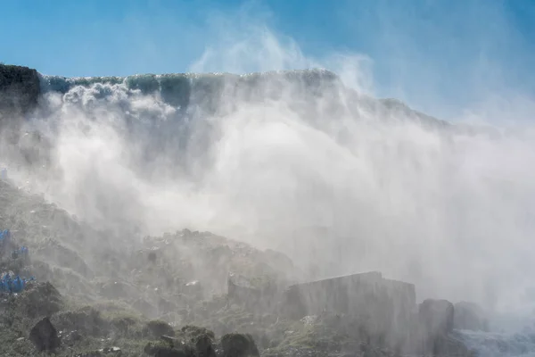 ナイアガラの滝から降りる大量の水 滝の上に水の霧が上がる — ストック写真