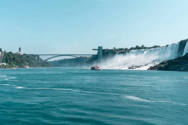 Ausflugsboot Auf Dem Niagara River Und Blick Auf Die Niagarafälle lizenzfreie Stockfotos