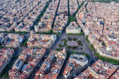 Placa de Catalunya 'nın tipik şehir ve cadde manzarası, Barcelona