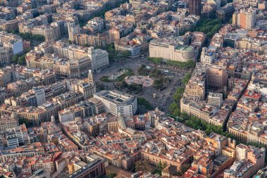 Placa de Catalunya 'nın tipik şehir ve cadde manzarası, Barcelona