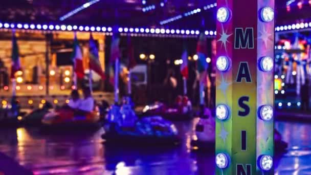 イタリア ロビゴ2022年10月25日 夜になるとルナパークライトで遊園地の楽しいフェアでバンパー車を粉砕 — ストック動画