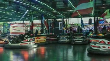 Rovigo, İtalya 25 Ekim 2022: Lunaparkta gece vakti lunaparkta çarpışan arabaları ezmek.