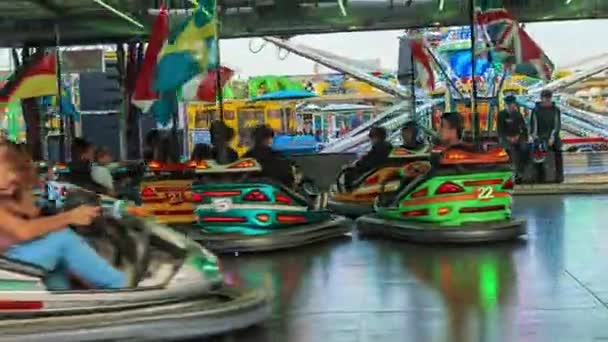 2022年10月25日 意大利罗维戈 在游乐园的游乐展示会上 人们在晚上用摇摆舞公园的灯撞毁碰碰碰车 — 图库视频影像