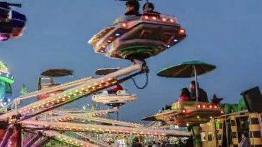 Rovigo, İtalya 25 Ekim 2022: Atlıkarınca panayır uçağı gün batımı siluetinde