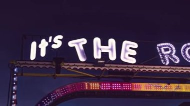 Rovigo, İtalya 'da 25 Ekim 2022: Eğlence fuarı gece ışıkları detayı. Lunaparkın anımsatıcı görüntüsü