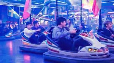 Rovigo, İtalya 25 Ekim 2022: Lunaparkta gece vakti lunaparkta çarpışan arabaları ezmek.