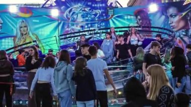 Rovigo, İtalya 25 Ekim 2022: Dönen lunapark gezisi Tagada