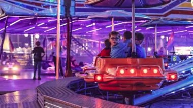 Rovigo, İtalya 25 Ekim 2022: Çocuk ve insanlarla dolu Atlıkarınca panayır uçağı. Eğlence fuarı atlıkarınca anımsatıcı görüntü.