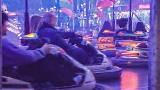 2022年10月25日 意大利罗维戈 在游乐园的游乐展示会上 人们在晚上用摇摆舞公园的灯撞毁碰碰碰车 — 图库视频影像