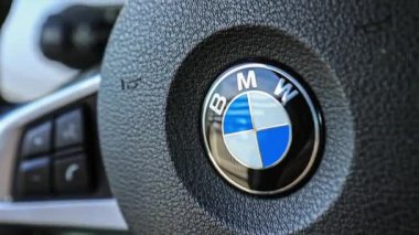 Milan, İtalya 29 Ekim 2022: Bmw amblem direksiyon makrosu ayrıntıları