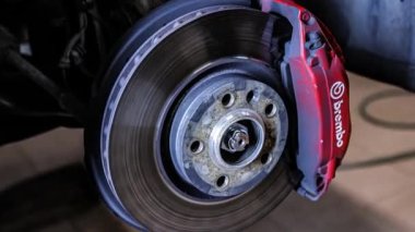 Milan, İtalya 29 Ekim 2022: Brembo disk fren spor araba bakım atölyesi