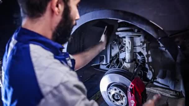 2022年10月29日 意大利米兰 汽车悬架维修过程中的机械手细节 — 图库视频影像