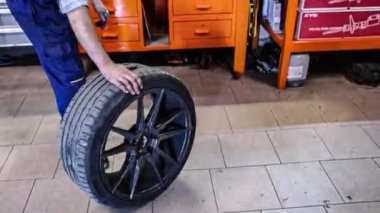 Milan, İtalya 29 Ekim 2022: Araba sahnesinde mekanik montaj tekerleği