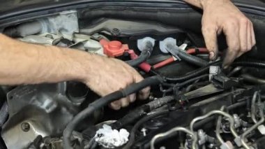 Milan, İtalya 29 Ekim 2022: Ford Tamircisi bir atölyede çalışıyor