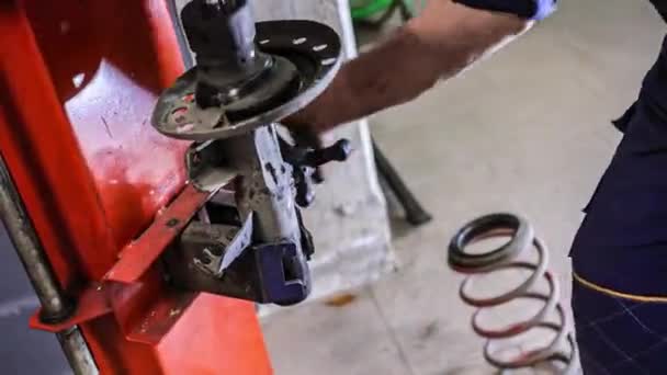 2022年10月29日 意大利米兰 机械手在汽车悬架维护过程中的细节 汽车悬架拆卸 — 图库视频影像
