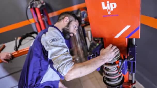 Milano Italien Oktober 2022 Bilupphängning Monteringsscenen Detalj Mekanisk Verkstad Underhåll — Stockvideo