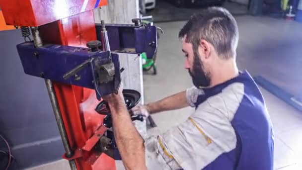 2022年10月29日 意大利米兰 机械手在汽车悬架维护过程中的细节 汽车悬架拆卸 — 图库视频影像