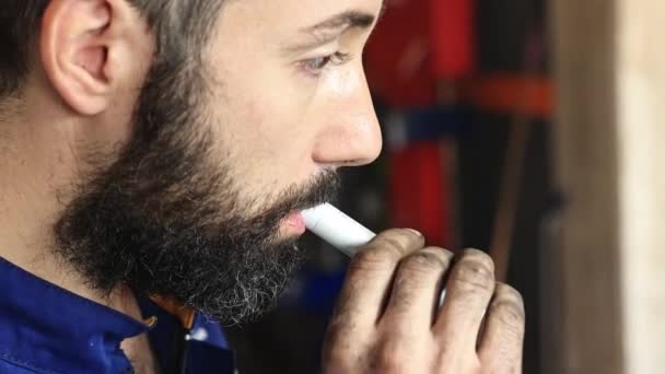 Milan Italy October 2022 Mechanic Smokes Cigarette Close Scene — Stock Video