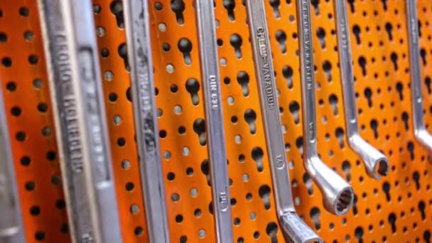 Schraubenschlüssel Hängen Der Werkstatt — Stockvideo