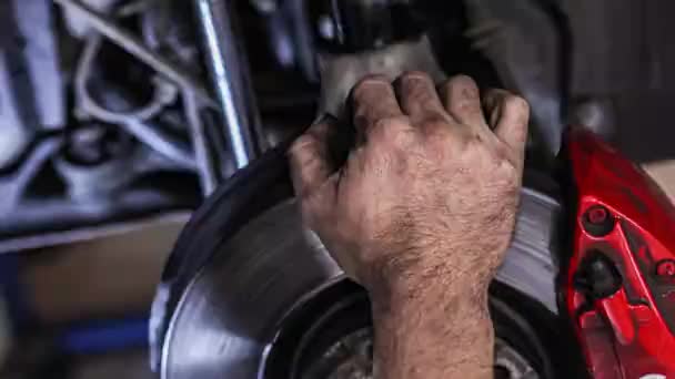 Szczegóły Dotyczące Mechanicznych Rąk Podczas Konserwacji Hamulców Samochodowych — Wideo stockowe