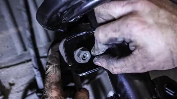 Detalhe Mecânico Das Mãos Durante Manutenção Suspensão Carro — Vídeo de Stock