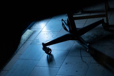 Tamirci atölyesinde bir iş gününde yer ayrıntıları