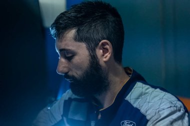 Milan, İtalya 29 Ekim 2022: Tamirci atölyede