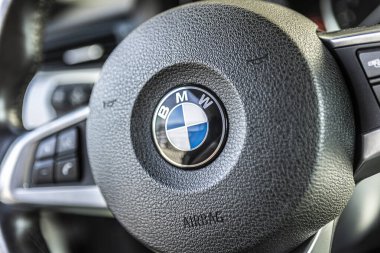 Milan, İtalya 29 Ekim 2022: Bmw amblem direksiyon makrosu ayrıntıları