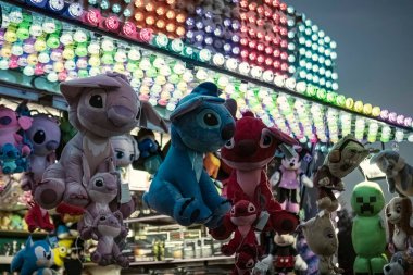 Rovigo, İtalya 25 Ekim 2022: Eğlence fuarında Peluches 'in detayları. Lunaparkta doldurulmuş hayvanlar. Oyuncak Ayılar ve Sevimli Hayvanlar Eğlence Fuarında Oyalanıyor