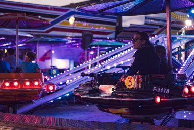 Rovigo, İtalya 25 Ekim 2022: Çocuk ve insanlarla dolu Atlıkarınca panayır uçağı. Eğlence fuarı atlıkarınca anımsatıcı görüntü.