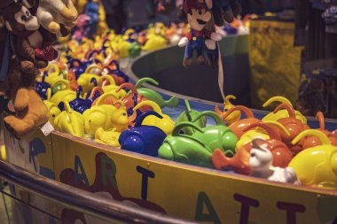 Rovigo, İtalya 25 Ekim 2022: Eğlence fuarında plastik ördek avı